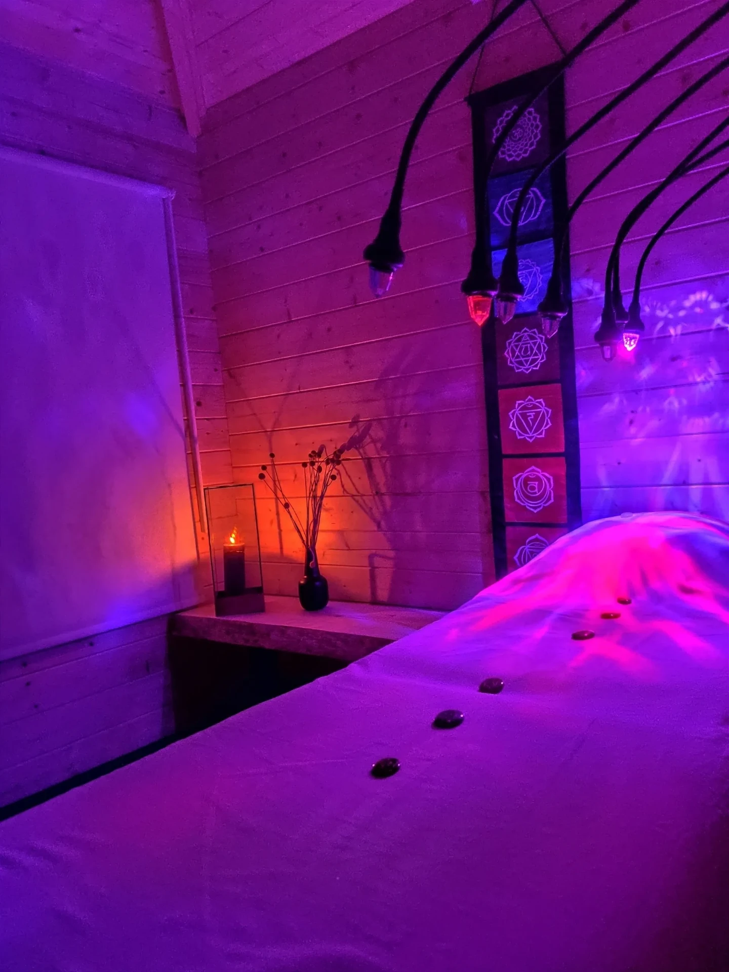 Sala de terapia con cromoterapia y símbolos de chakras